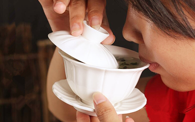 三才蓋碗的正確拿法，三才蓋碗抓碗法圖解