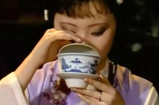 女士喝茶優(yōu)雅姿勢，女士正確喝茶姿勢禮儀