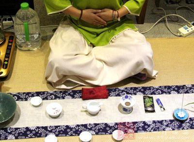 女士喝茶的手勢(shì)，女人正確喝茶手勢(shì)姿勢(shì)圖