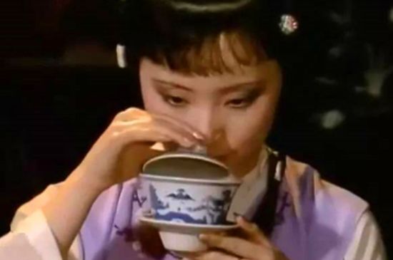 女士喝茶優(yōu)雅姿勢，女士正確喝茶姿勢禮儀