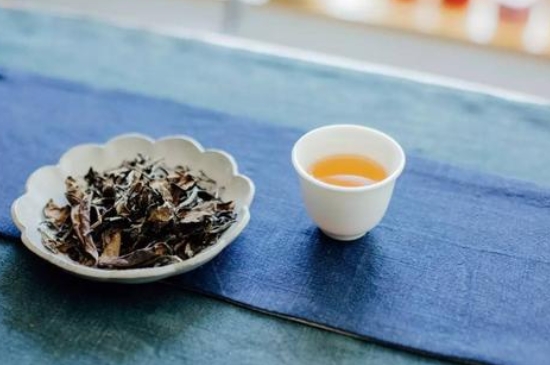 福鼎白茶能長(zhǎng)時(shí)間悶泡嗎，老白茶可以悶著喝嗎？