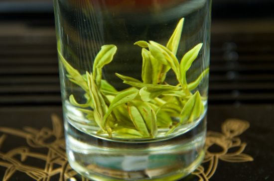 安吉白茶冷藏好還是冷凍好？這個需要根據(jù)存放時間來選擇