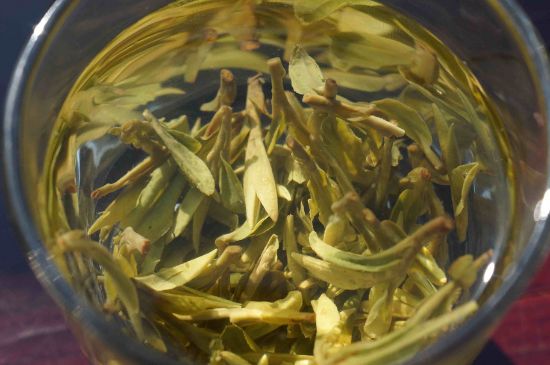 安吉白茶冷藏好還是冷凍好？這個需要根據(jù)存放時間來選擇