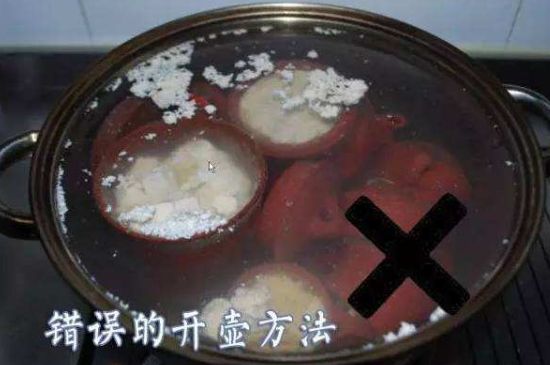 開壺放豆腐是錯(cuò)誤的，新買的紫砂壺正確開壺建議