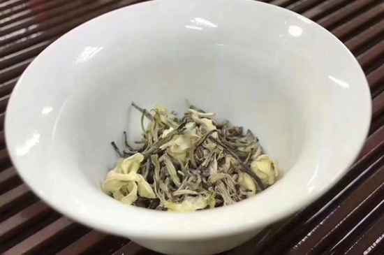 女孩喝茉莉茶的好處，茉莉茶葉的功效與禁忌