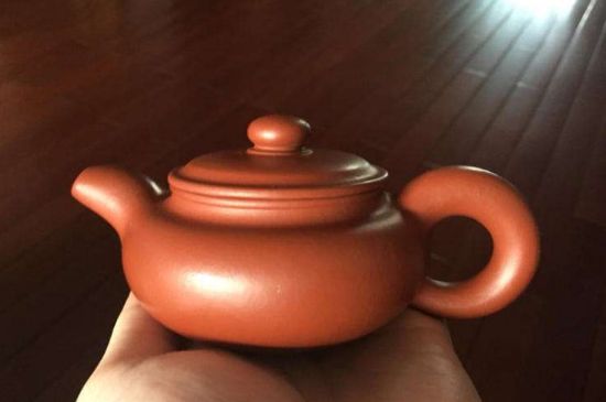 朱泥<a href=http://www.silkroadstores.com/chaju/zisha/ target=_blank class=infotextkey>紫砂壺如何開壺</a>，朱泥壺日常泡茶養(yǎng)護(hù)