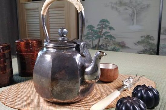 銀壺泡茶后為什么會(huì)變黑，銀壺內(nèi)膽發(fā)黑怎么辦
