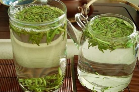 竹葉青和雀舌哪個(gè)貴，竹葉<a href=http://www.silkroadstores.com/fenlei/wulongcha/ target=_blank class=infotextkey>青茶</a>貴嗎？