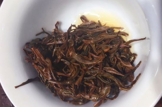 女人喝紅茶好還是喝普洱茶好，普洱茶和紅茶哪個(gè)適合女人喝