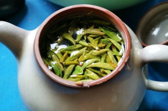 龍井茶放二年了能喝嗎，過期龍井茶的妙用！