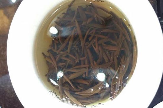 女人喝金駿眉的好處和壞處，女性喝金駿眉可減肥養(yǎng)顏