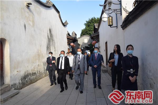 外國(guó)駐華使節(jié)一行參觀(guān)三坊七巷