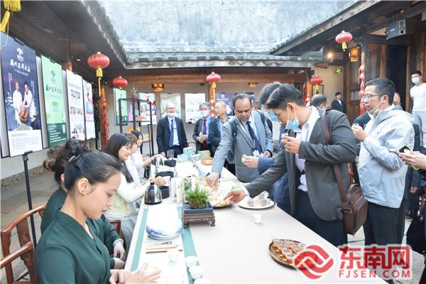 外國(guó)駐華使節(jié)在福州三坊七巷衣錦坊歐陽(yáng)花廳品茶現(xiàn)場(chǎng)