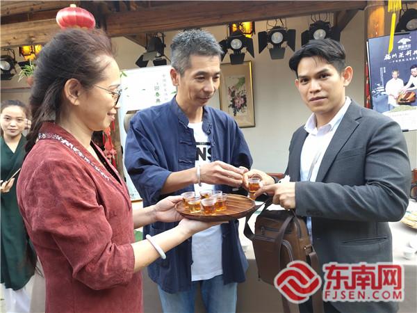 武夷山市回春巖茶廠(chǎng)相關(guān)負(fù)責(zé)人（中）邀請(qǐng)外國(guó)駐華使節(jié)品茶